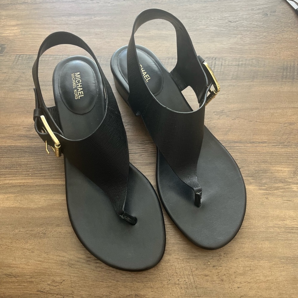 MICHAEL KORS Black Leather T-Strap Thong Sandals with Gold Buckle 7.5 Robyn